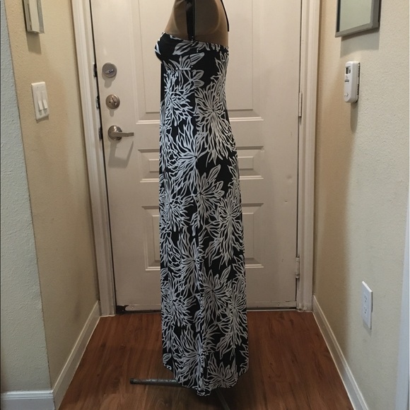 Sexy Black and White Maxi-Dress - Picture 7 of 9